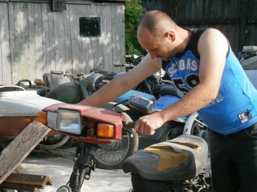 FOTO / Pasiunea învinge totul! Un gălăţean colecţionează zeci de motociclete de epocă