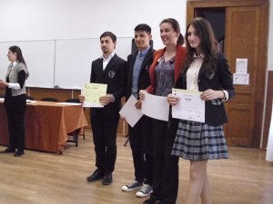 Premiile concursului &quot;Tinerii dezbat&quot;: Elevii gălăţeni s-au întrecut în arta oratorică
