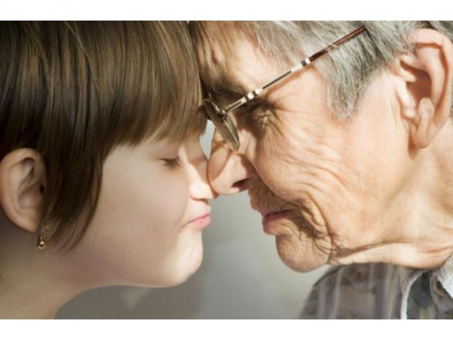 Depresia la persoanele vârstnice: Nepoţii îi stimulează pe bunici să trăiască frumos