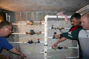 Bătaie de joc supremă la Apă Canal/ Şi cu banii luaţi, şi cu apa rece tăiată