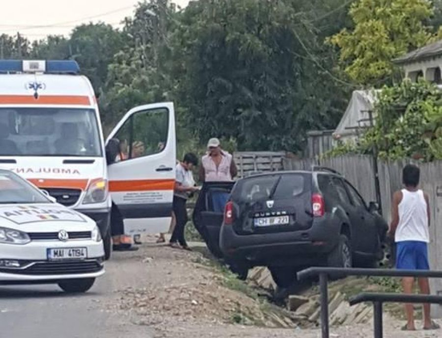 O moldoveancă a căzut cu maşina în şanţ