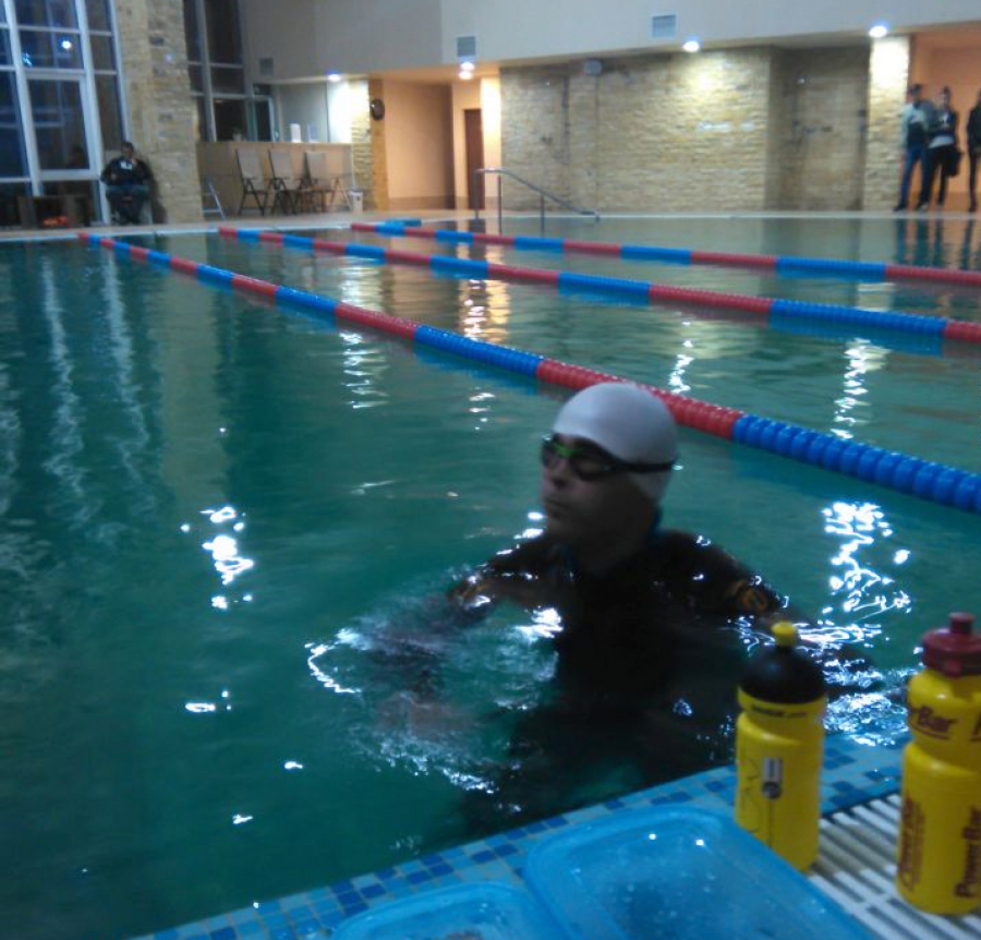 UPDATE, VIDEO/ Gabriel Drăghici A REUŞIT să înoate aproape continuu timp de 24 de ore, în scop umanitar