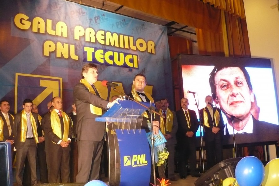 Politică şi spectacol la Gala Premiilor PNL Tecuci 