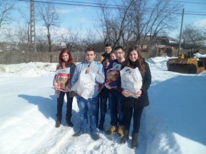 Liceenii voluntari de la Consiliul Elevilor Galaţi au ajutat 30 de familii necăjite din Priponeşti
