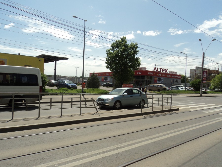 Trafic haotic pe Oţelarilor şi Stadionului: Refugiile din staţiile de tramvai, avariate de maşini (FOTO)