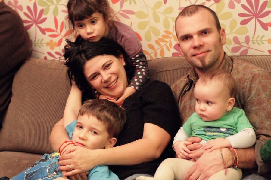 Un an de zile cu rulota prin Europa: O familie de gălăţeni trăieşte „Viaţa pe îndelete”