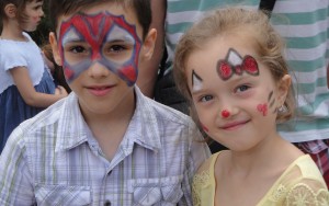 (FOTO) ACŢIUNE CARITABILĂ derulată de Grădiniţa &quot;Iulica&quot;/ Daruri, veselie şi distracţie la &quot;Bucuria de a dărui&quot;