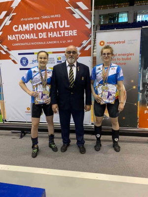 Medalii la Campionatul Naţional de juniori U17, urmează cel la U20. Alice Halmac (stânga) şi gălăţeanca Mihaela Ilie, alături de antrenorul Costel Dimofte