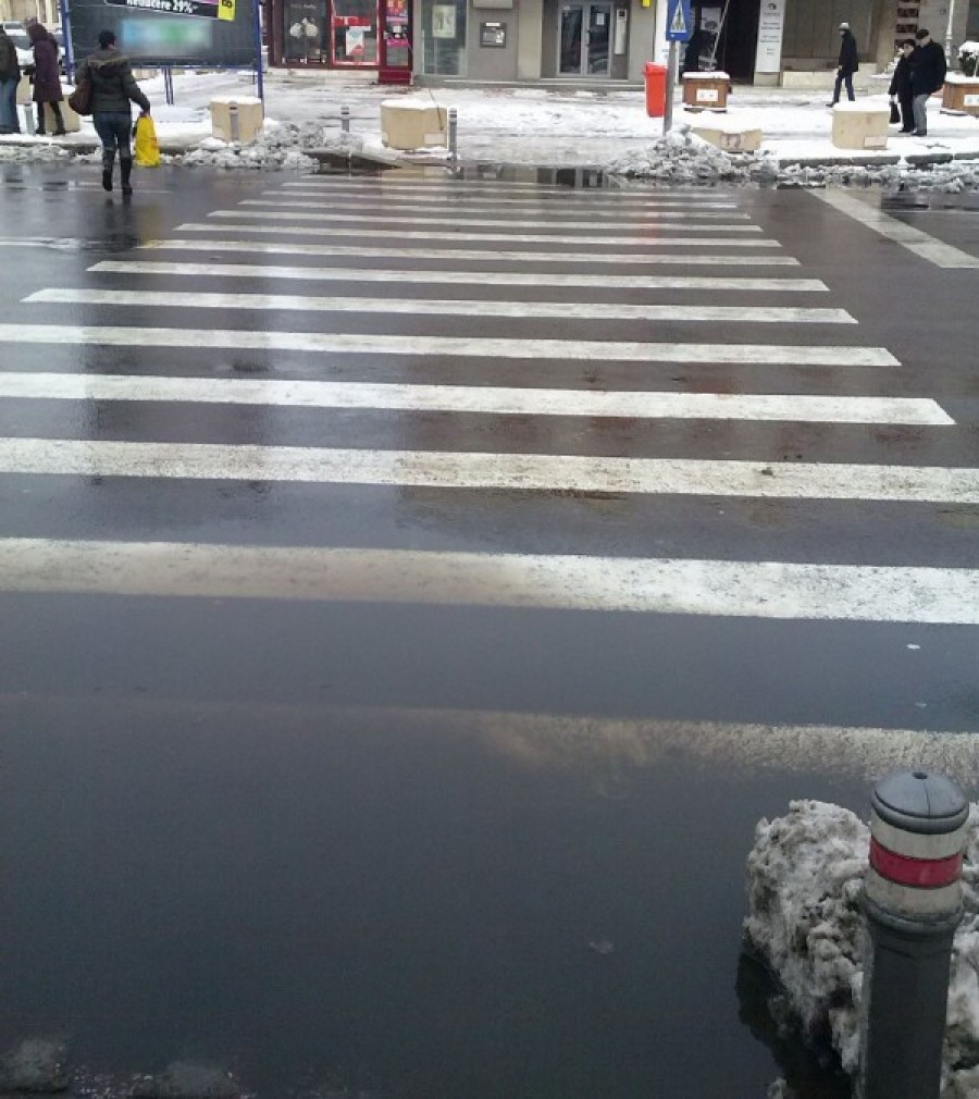 TRECERE DE PIETONI cu obstacole, în plin CENTRUL Galaţiului