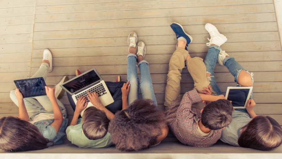 Parlamentul European solicită o vârstă minimă de 16 ani pentru acces la rețelele sociale