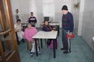 Adăpost cu iz de spital: &quot;Decât în frig, mai bine aici!&quot;/ FURTURI ŞI BĂTĂI, la Centrul &quot;Şansa&quot;
