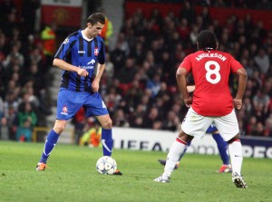 Ioan Filip (stânga), într-un moment de pe „Old Trafford” când trebuia să paseze, nu să şi alerge   
