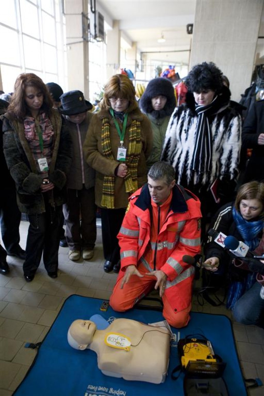 Şapte defibrilatoare instalate în oraş pentru intervenţii rapide în caz de stop cardio-respirator 