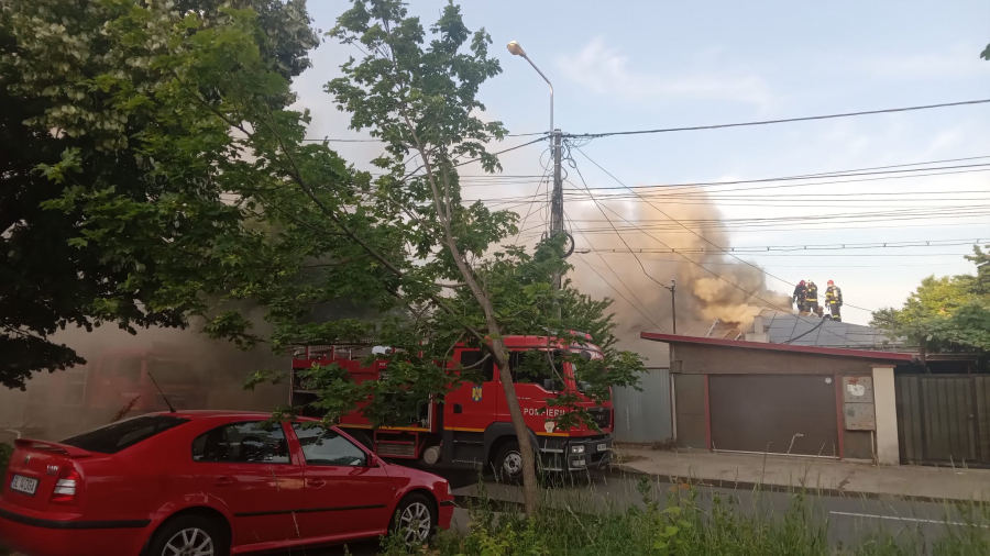 UPDATE: Mai multe locuințe, afectate. Incendiu puternic pe strada Unirii, vizavi de zona Shopping City (FOTO și VIDEO)