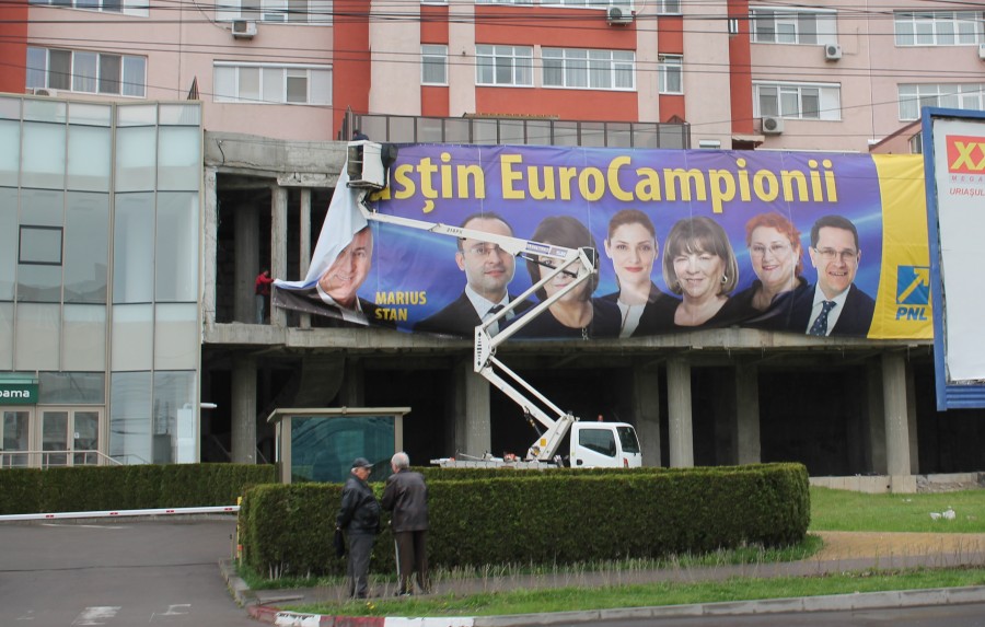 La cererea lui Marius Stan, PNL a fost obligat să dea jos un afiş electoral de mari dimensiuni