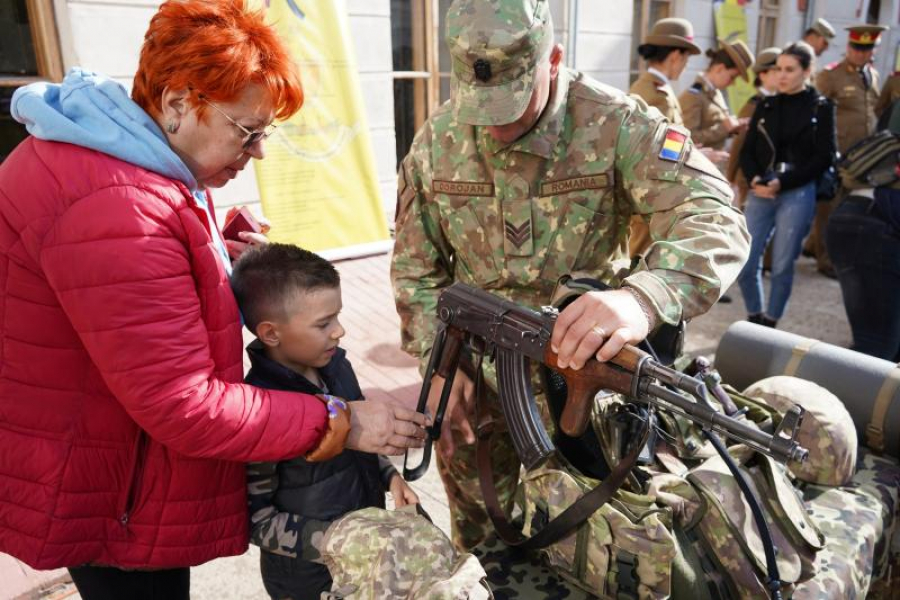 Copiii şi studenţii, faţă în faţă cu militarii gălăţeni de Ziua Armatei (FOTO)
