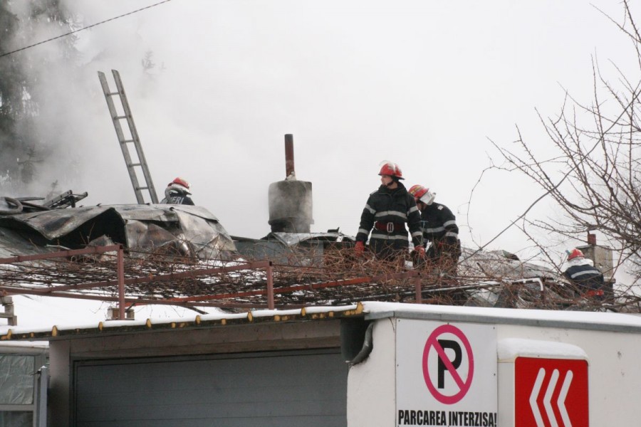 Incendiu pe strada Coşbuc, lângă o benzinărie, din cauza unui coş de fum