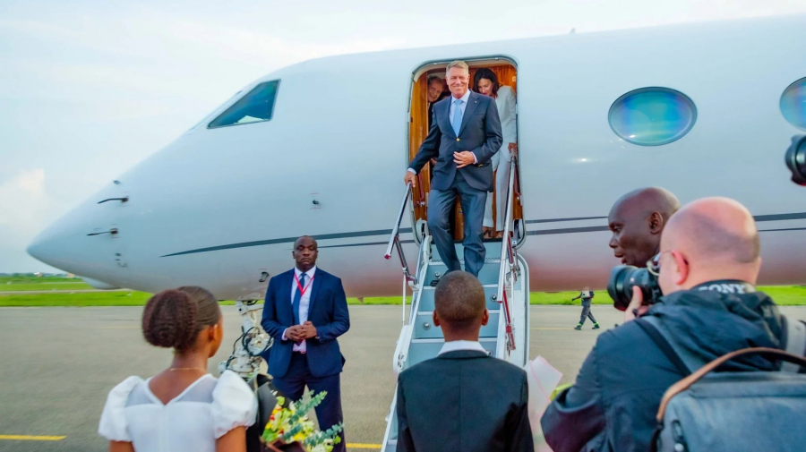 Zborurile lui Klaus Iohannis, „o enormă bătaie de joc”. Reacţii ale politicienilor