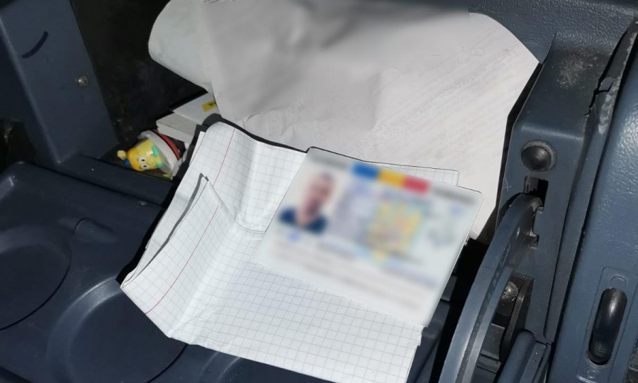 Carte de identitate falsă, descoperită la vamă