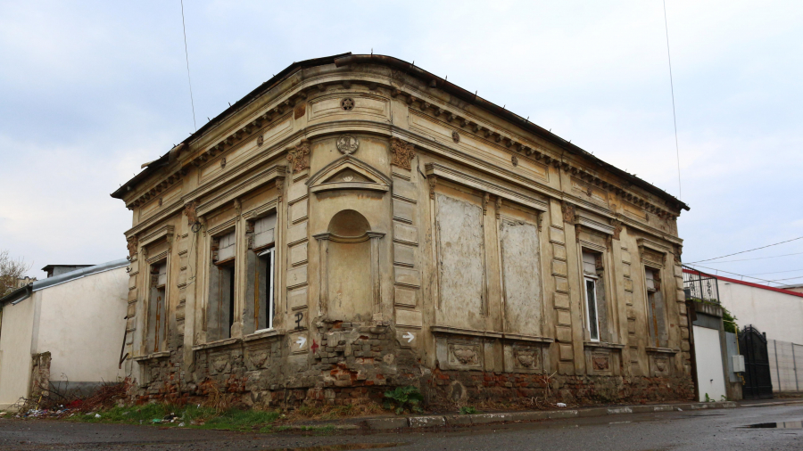 Trebuia să fie centru de permanenţă | Imobil al Primăriei, batjocorit, furat şi distrus (FOTO)