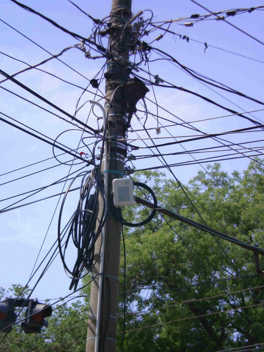 Galaţiul, sufocat de CABLURI ILEGALE/ Firme de telecomunicaţii stăpânesc FRAUDULOS domeniul public (FOTO)