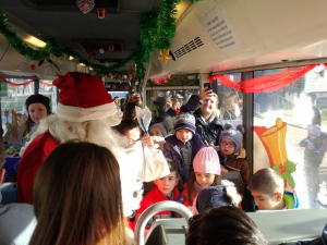 Cadouri, colinde și bucurie în autobuzele lui Moș Crăciun (FOTO)