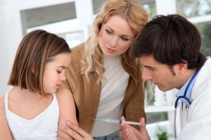 Părinţii care refuză VACCINAREA copiilor pot face PUŞCĂRIE. Ce mai prevede acest PROIECT