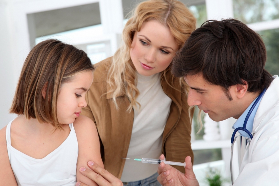 Părinţii care refuză VACCINAREA copiilor pot face PUŞCĂRIE. Ce mai prevede acest PROIECT