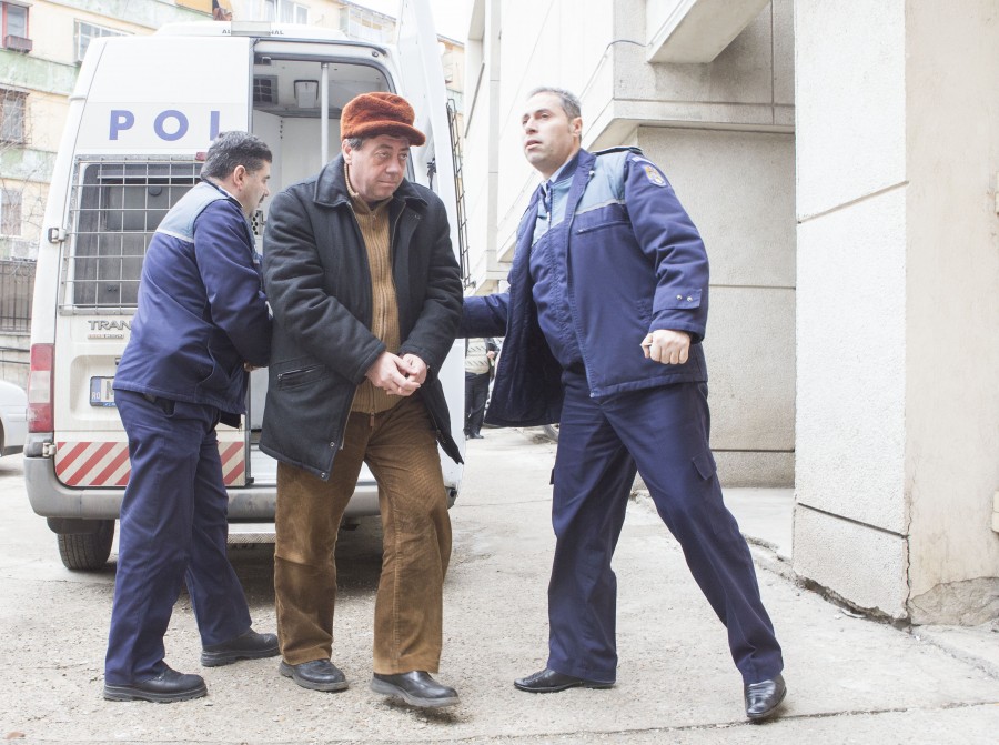 Profesorul Mircea Iliev, arestat pentru LUARE DE MITĂ, a fost SUSPENDAT din funcţie 