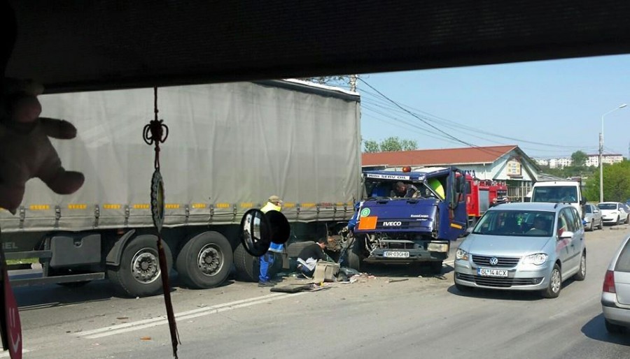 O autoutilitară cu butelii a intrat într-un TIR