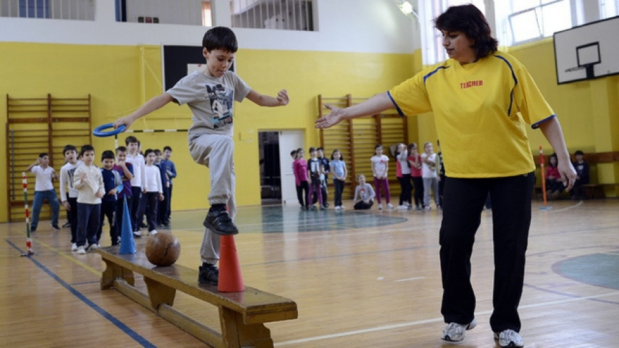 Rechizite şi echipament de sport gratuite pentru toţi elevii