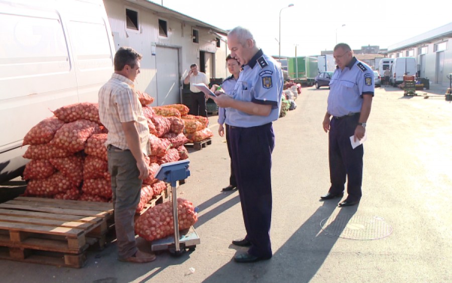 (VIDEO) TONE DE LEGUME CONFISCATE de poliţişti la Matca. A fost nevoie de INTERVENŢIA MASCAŢILOR