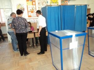 FRAUDE LA VOT. Buletine multiple pentru alegători şi membri blocaţi în cabina de vot