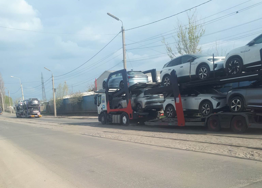 Camioane cu autoturisme noi, în drum spre Ucraina