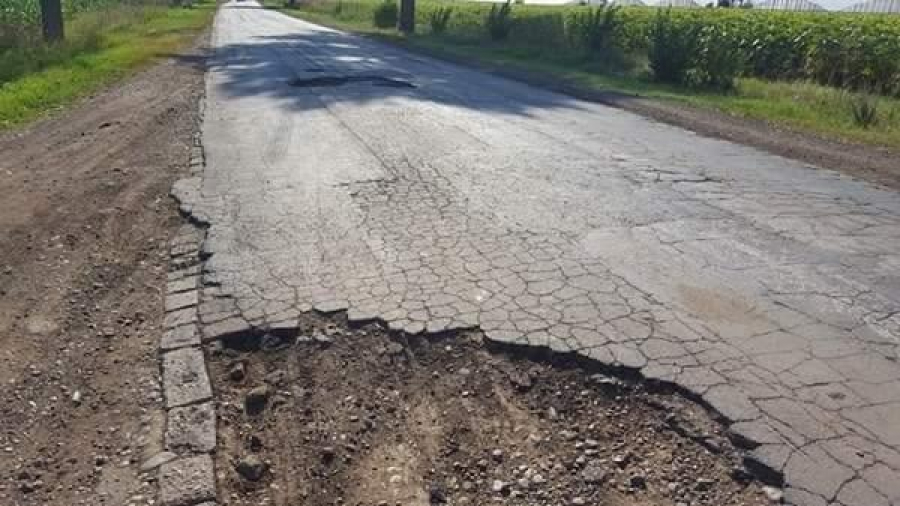 Zeci de drumuri judeţene au intrat în reparaţii