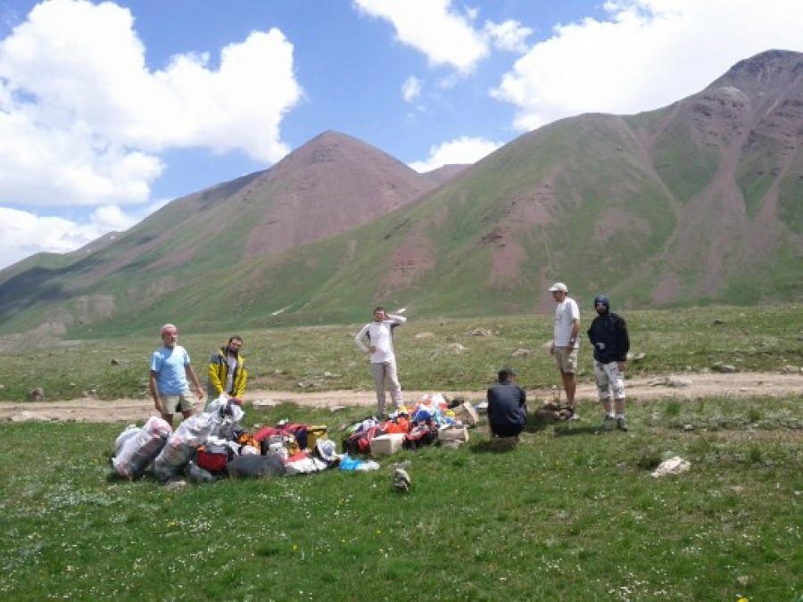 Expediţia Pamir 2012: Au dus în cârcă sute de kilograme de bagaje, la 4.000 de metri