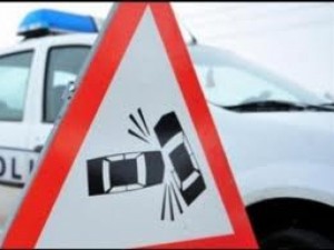 Derapaj necontrolat pe DN 25 / A lovit un stâlp, o maşină şi o adolescentă