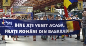 Mii de români i-au aşteptat la Bucureşti. Basarabenii au venit în România pentru a cere Unirea! (FOTO)