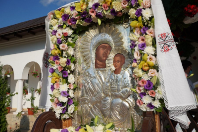 Începe procesiunea Icoanei Maicii Domnului de la Adam. Vedeţi aici programul complet (FOTO)