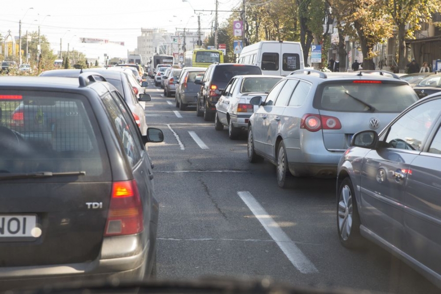 ATENŢIE, ŞOFERI! Circulaţie îngreunată şi restricţii temporare de TRAFIC - pe unde ne mai "sapă" UNDA VERDE