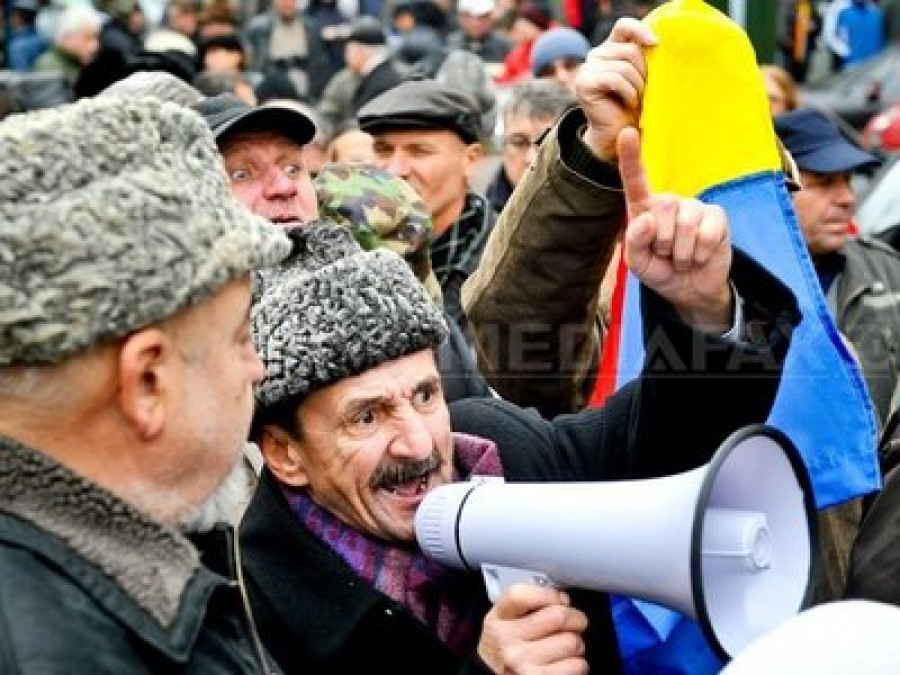 Revoluţionarii protestează în Piaţa Victoriei şi au încercat să rupă cordonul de ordine