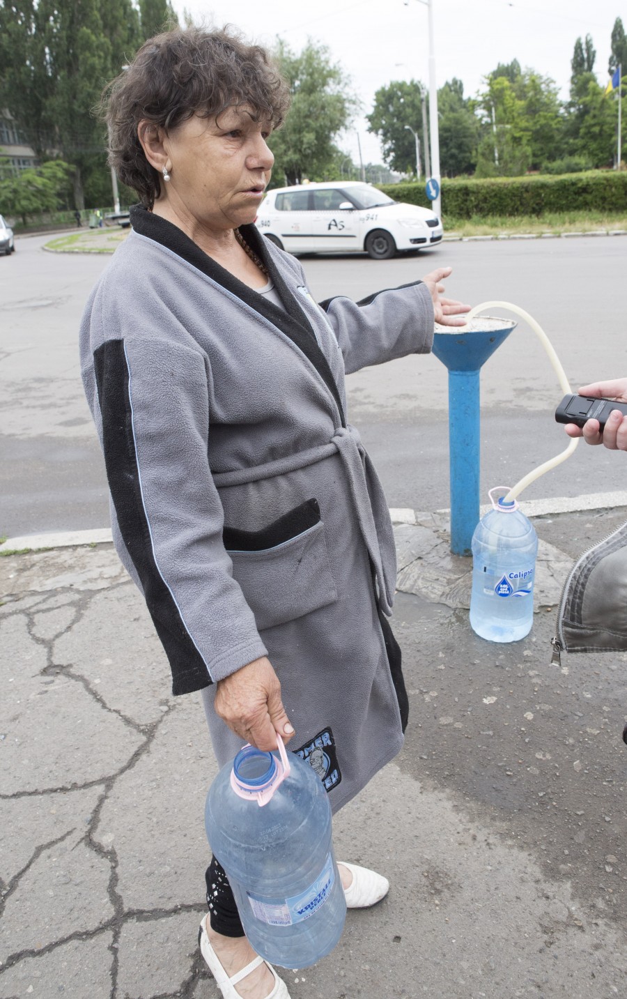 ŢÂŞNITOAREA: Singura SURSĂ de apă pentu unii locuitori din Micro 40