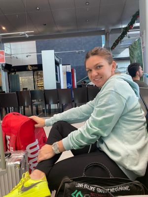 În imagine, Simona Halep în aeroport, la plecare spre Australia