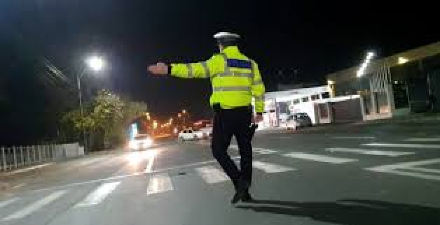 Cercetat pentru că nu a oprit la semnalul polițiştilor