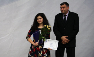 Daria Hărăbor, alături de directorul Şcolii nr. 29, Florin Andronic