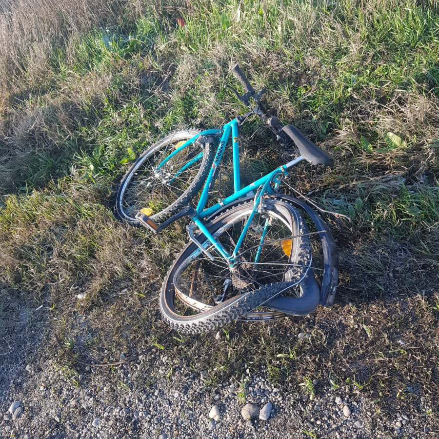 Biciclist spulberat pe trecere de un șofer începător