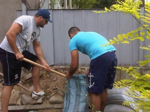 Cristian Ciocan a pus umărul la muncă pentru a-i ajuta pe nevoiaşii din Pechea