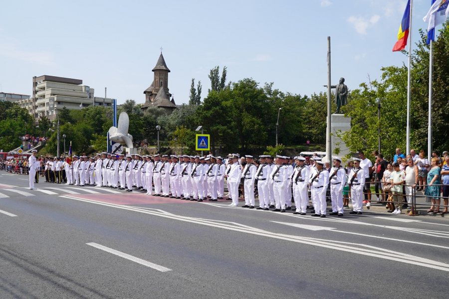 Parada de Ziua Marinei, atracţie pentru gălăţeni, dar nu și pentru șefi (GALERIE FOTO ȘI VIDEO)