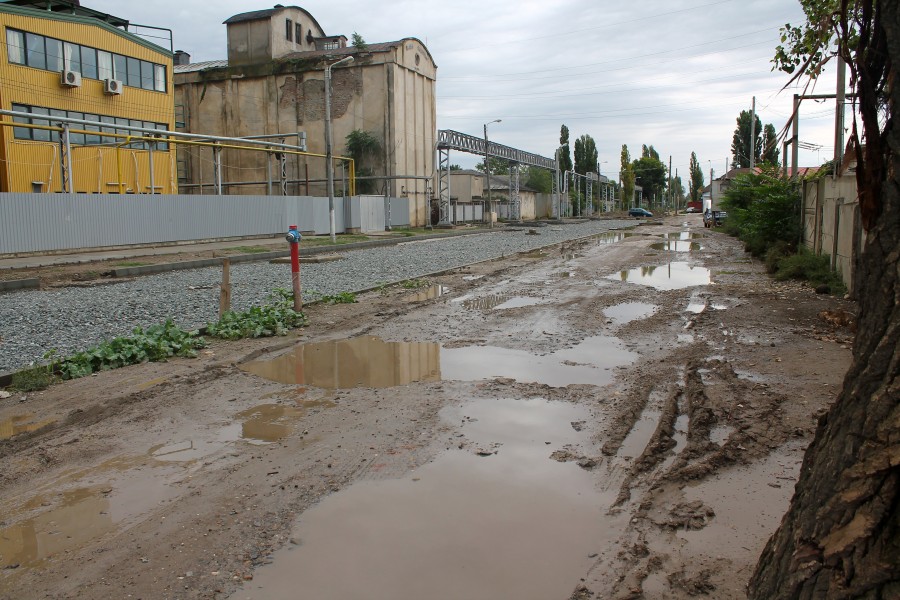 Bătaie de joc pe bani publici de împrumut / Strada Ana Ipătescu - nefinalizată şi lăsată de izbelişte (GALERIE FOTO)