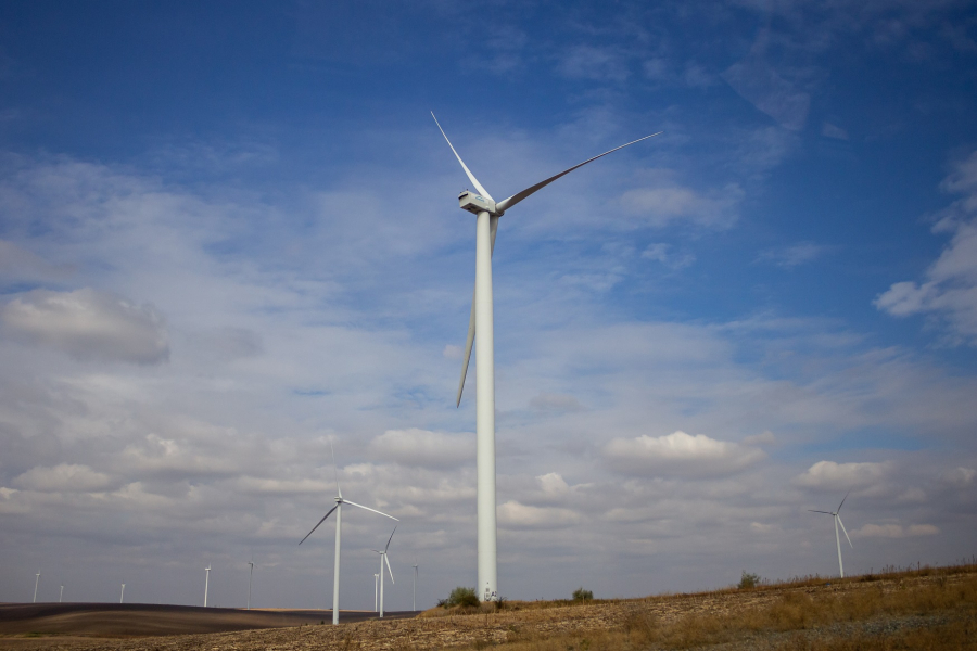 Comunitățile locale, învățate să producă singure energie. Un nou parc eolian şi un proiect comunitar, în județul Galați